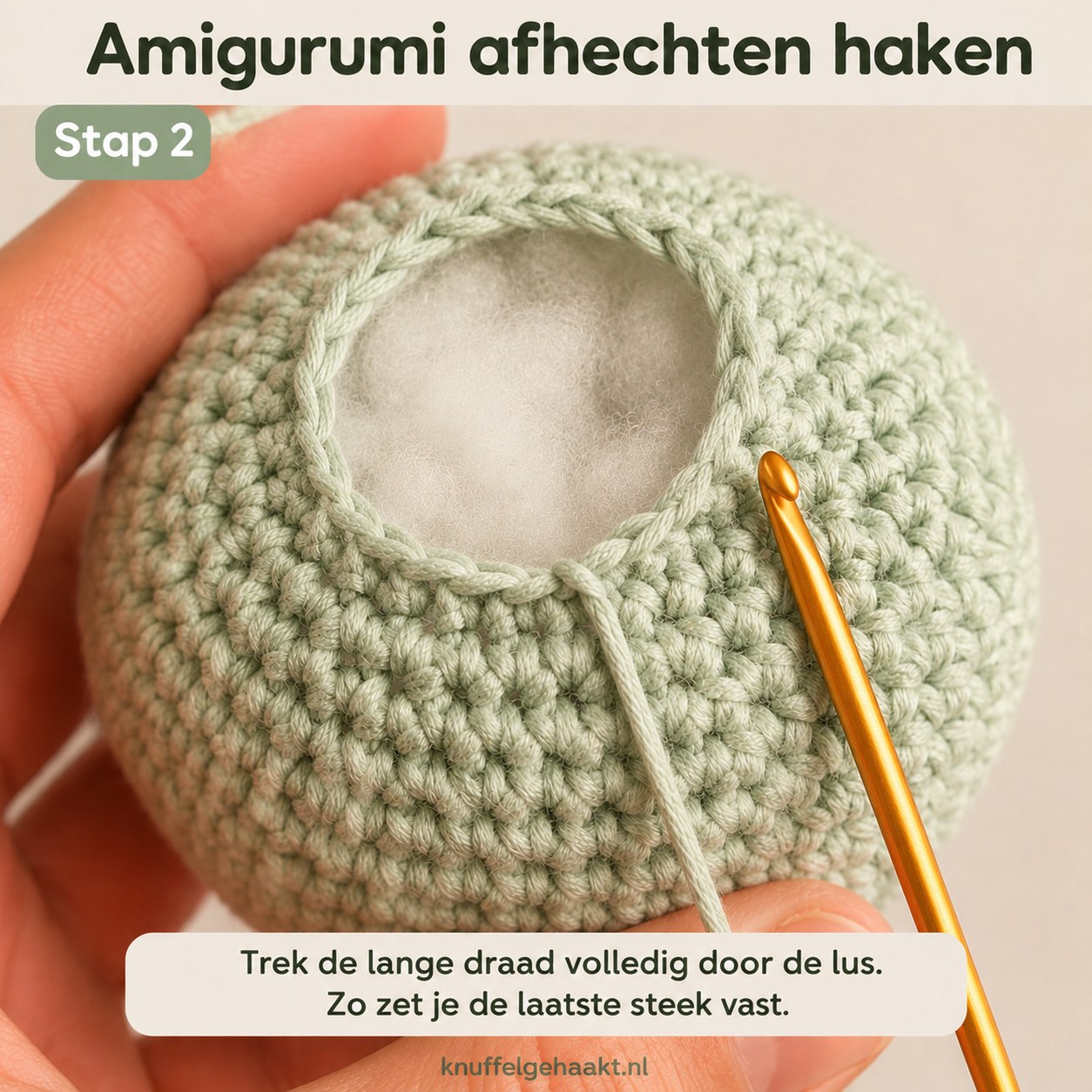 Draad volledig doortrekken om de laatste steek vast te zetten bij amigurumi afhechten haken