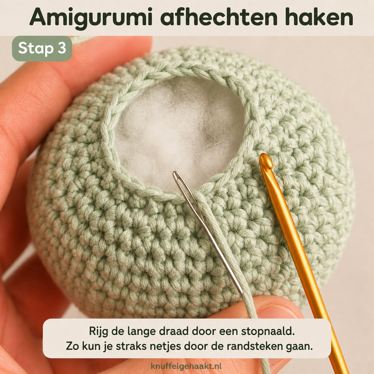 Stopnaald inrijgen met de lange draad als voorbereiding op amigurumi afhechten haken