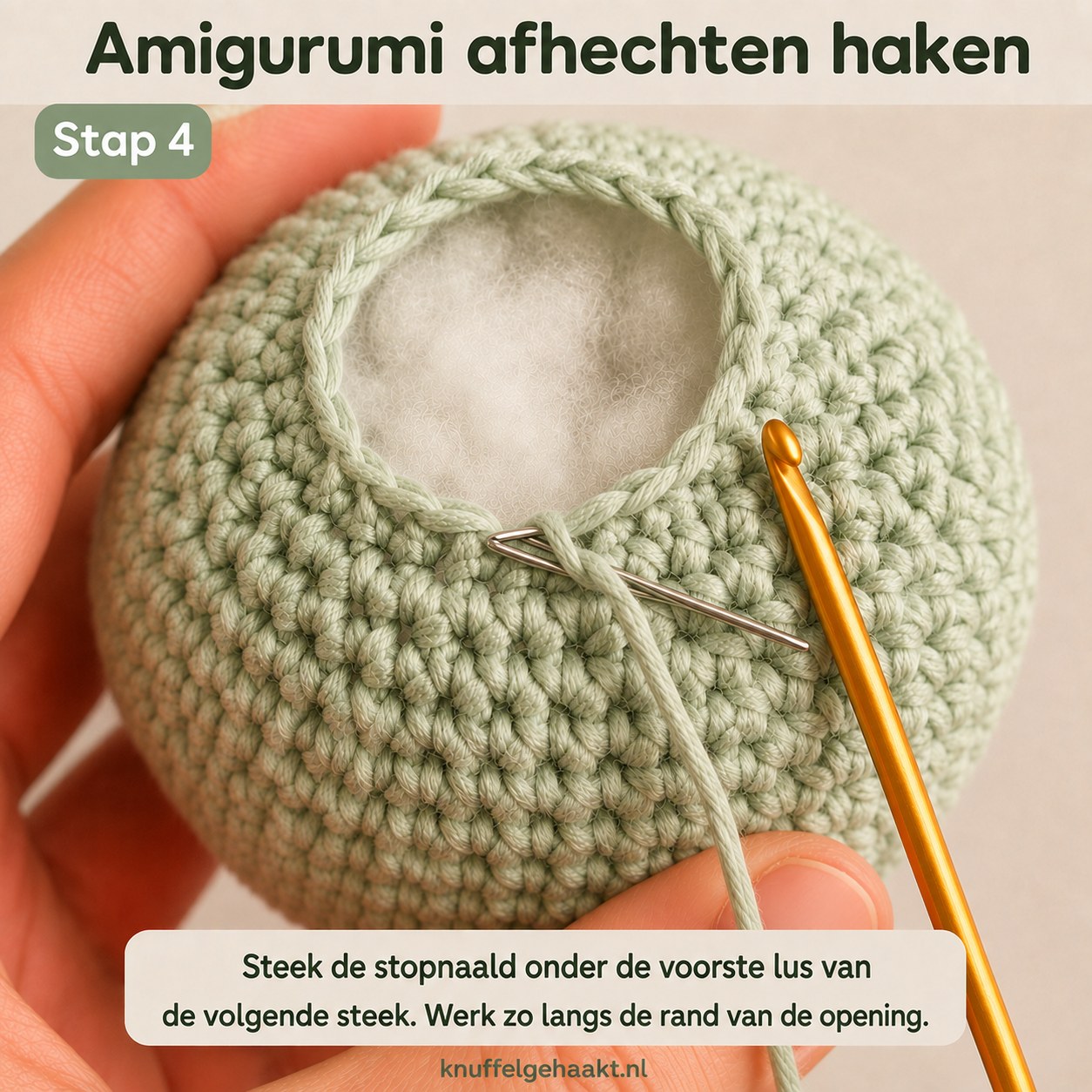 Stopnaald onder de voorste lus prikken langs de rand tijdens amigurumi afhechten haken