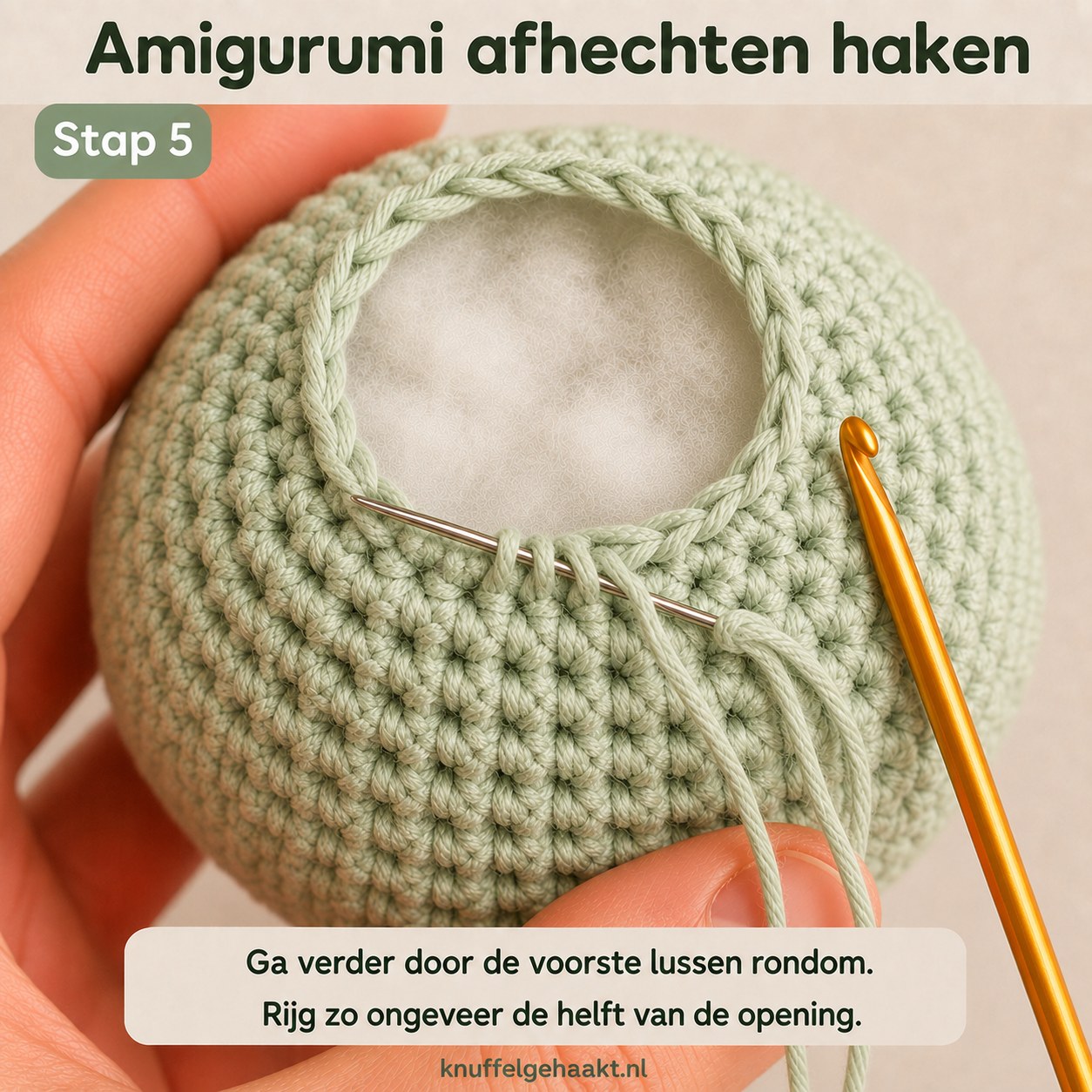 Halverwege de opening geregen met de stopnaald bij het amigurumi afhechten haken