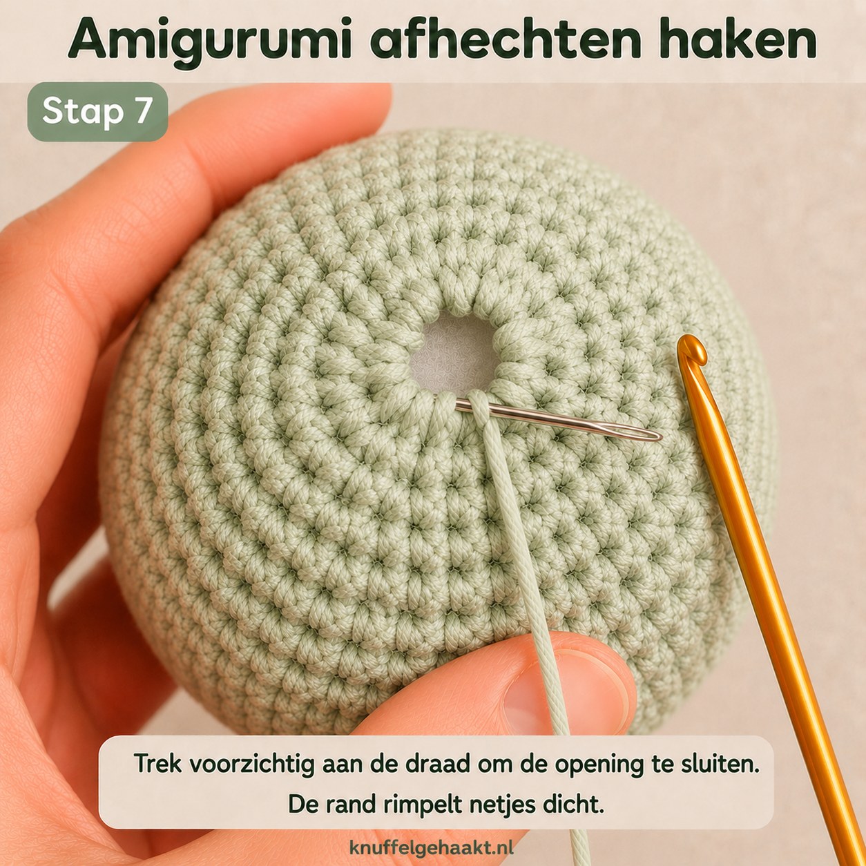 Draad voorzichtig dichttrekken zodat de opening rimpelend sluit bij amigurumi afhechten haken