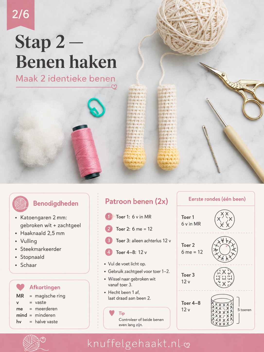 Twee identieke beige beentjes met zachtgele voetjes voor de amigurumi pop, klaar om aan de romp te haken.