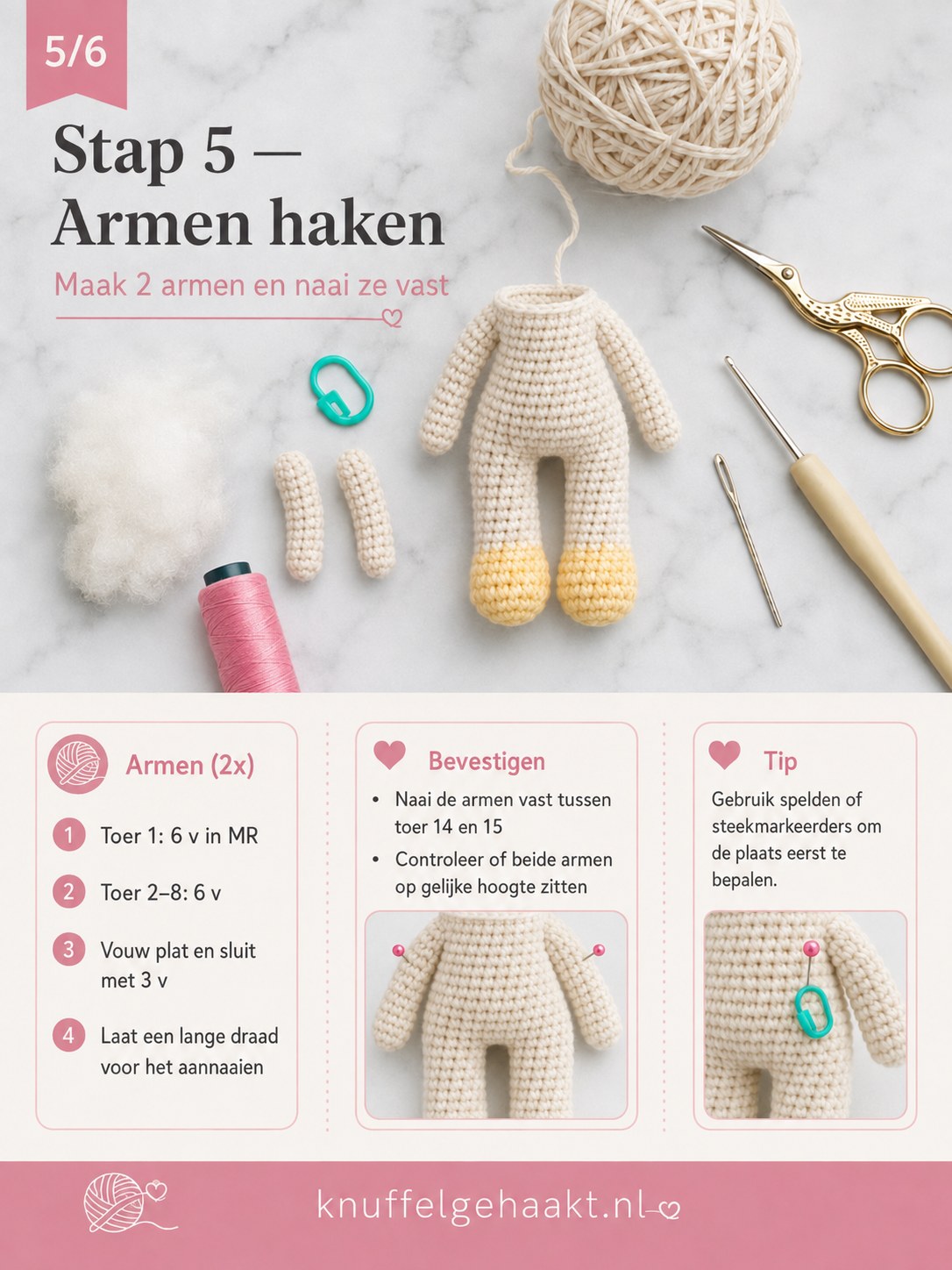 Twee armpjes worden symmetrisch vastgenaaid tussen toer 14 en 15 van de amigurumi pop.