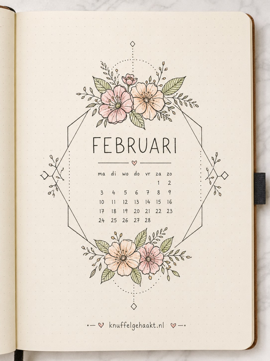 Februaripagina met geometrische bloemenkrans, een sierlijk bullet journal idee in zachtroze tinten