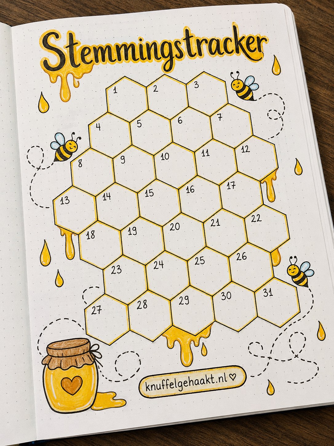 Honingraat stemmingstracker met bijtjes, een speels bullet journal idee in geel voor elke maand