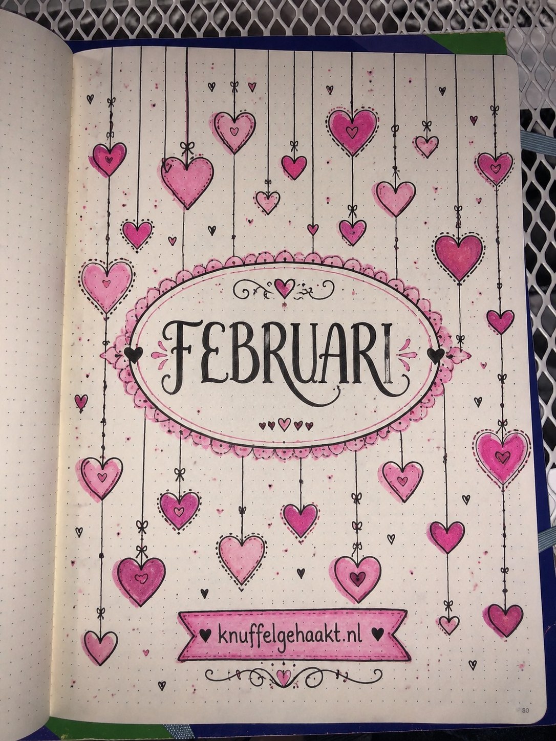 Valentijnspagina februari met hangende hartjes in roze, een romantisch bullet journal idee
