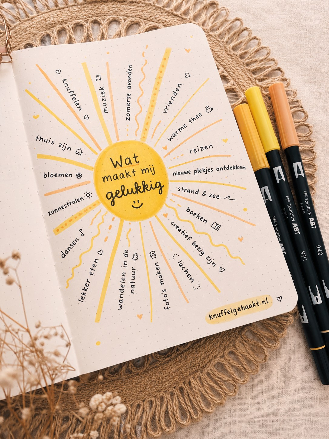 Gele zonnestraal-pagina als bullet journal idee over wat je gelukkig maakt, met warme brushpens