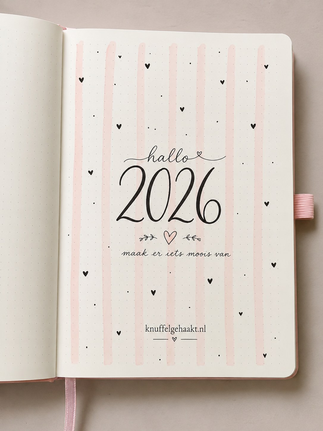 Minimalistische jaaropeningspagina hallo 2026 met roze strepen als rustig bullet journal idee