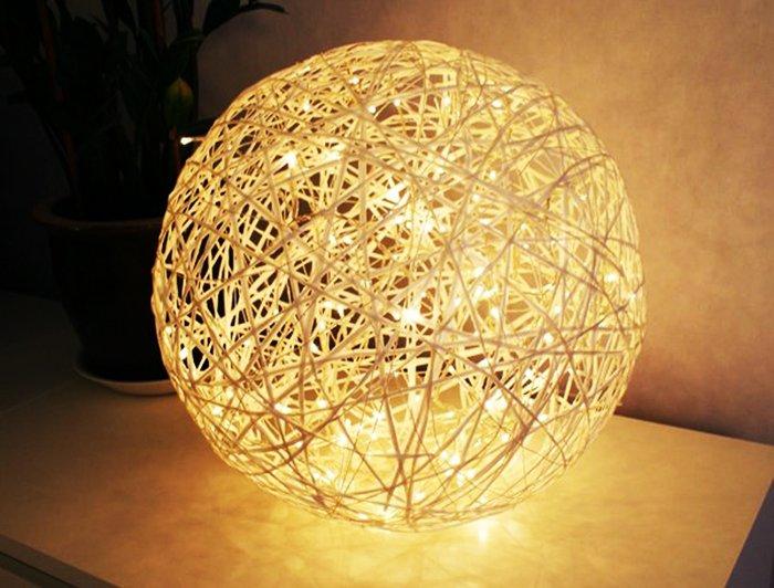 Versierde lichtbol lamp interieuridee