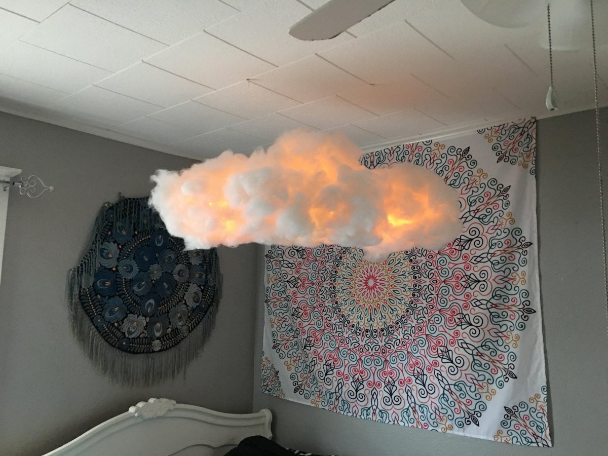 Cloud lamp aan plafond hangen