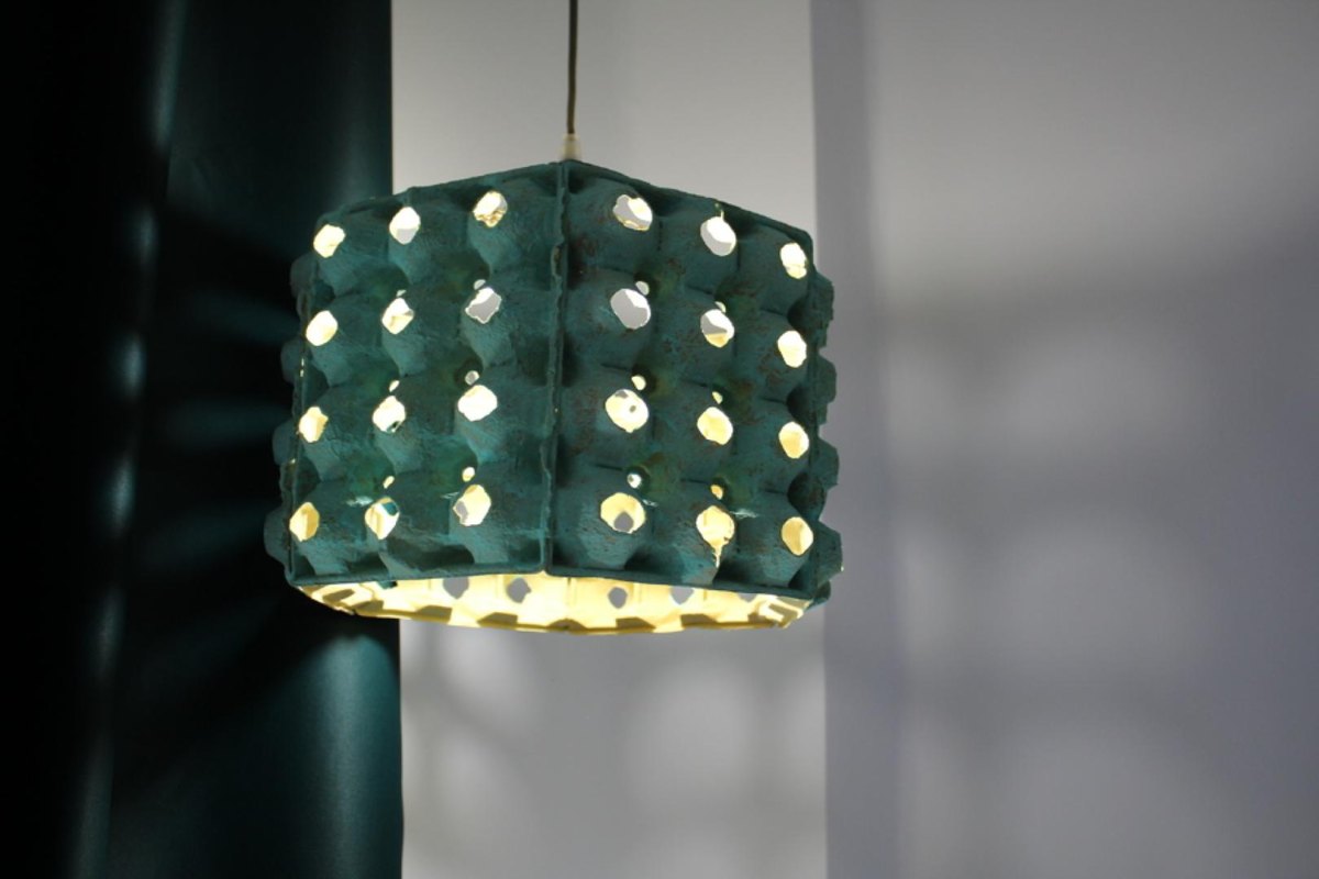 Geschilderde lamp van eierdoos