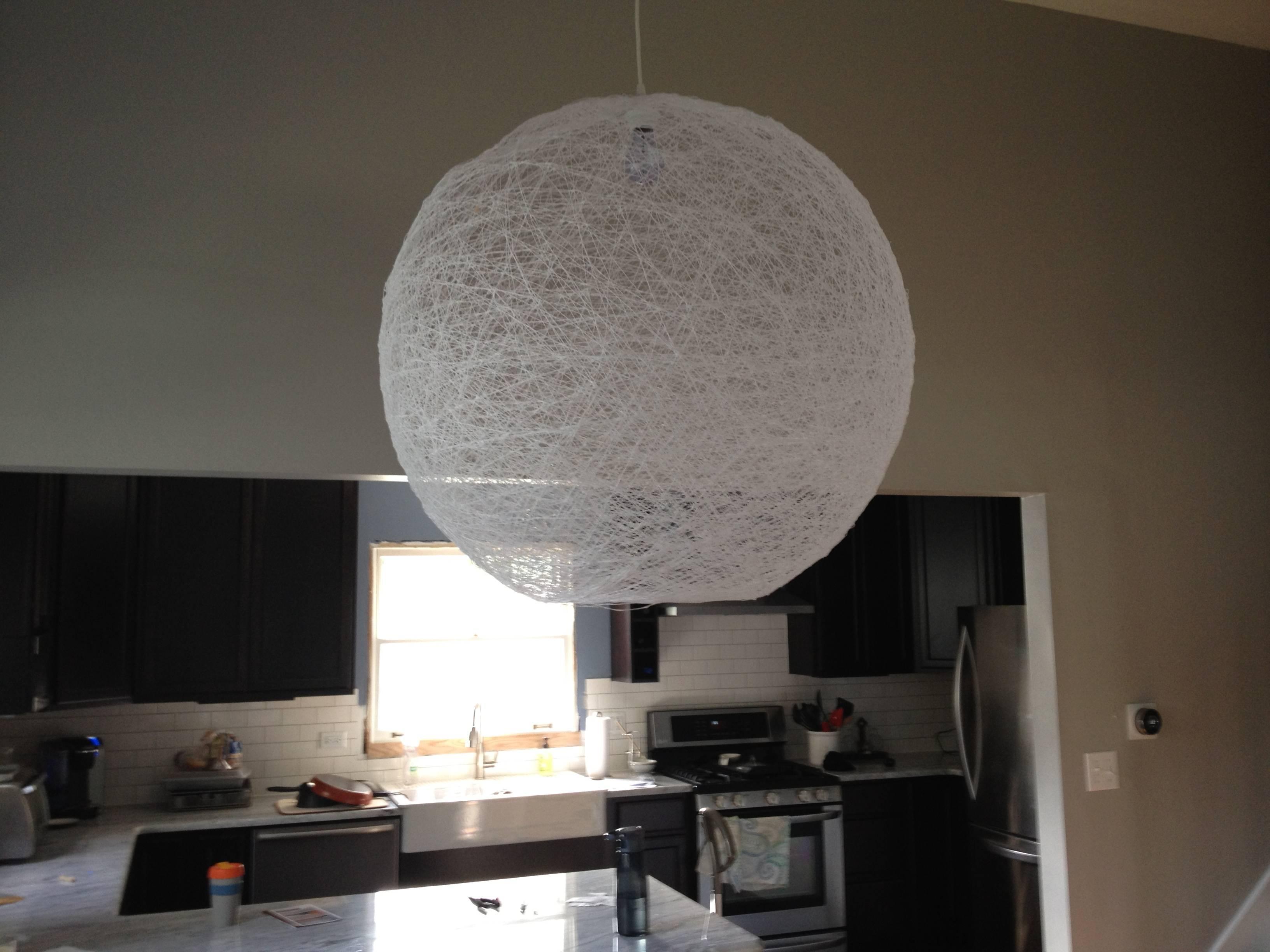 Opgehangen zelfgemaakte lichtbol lamp