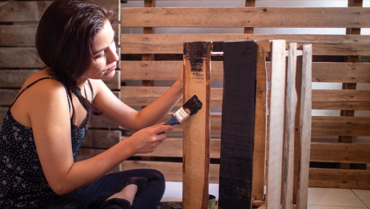 Palletkast afwerken met beits
