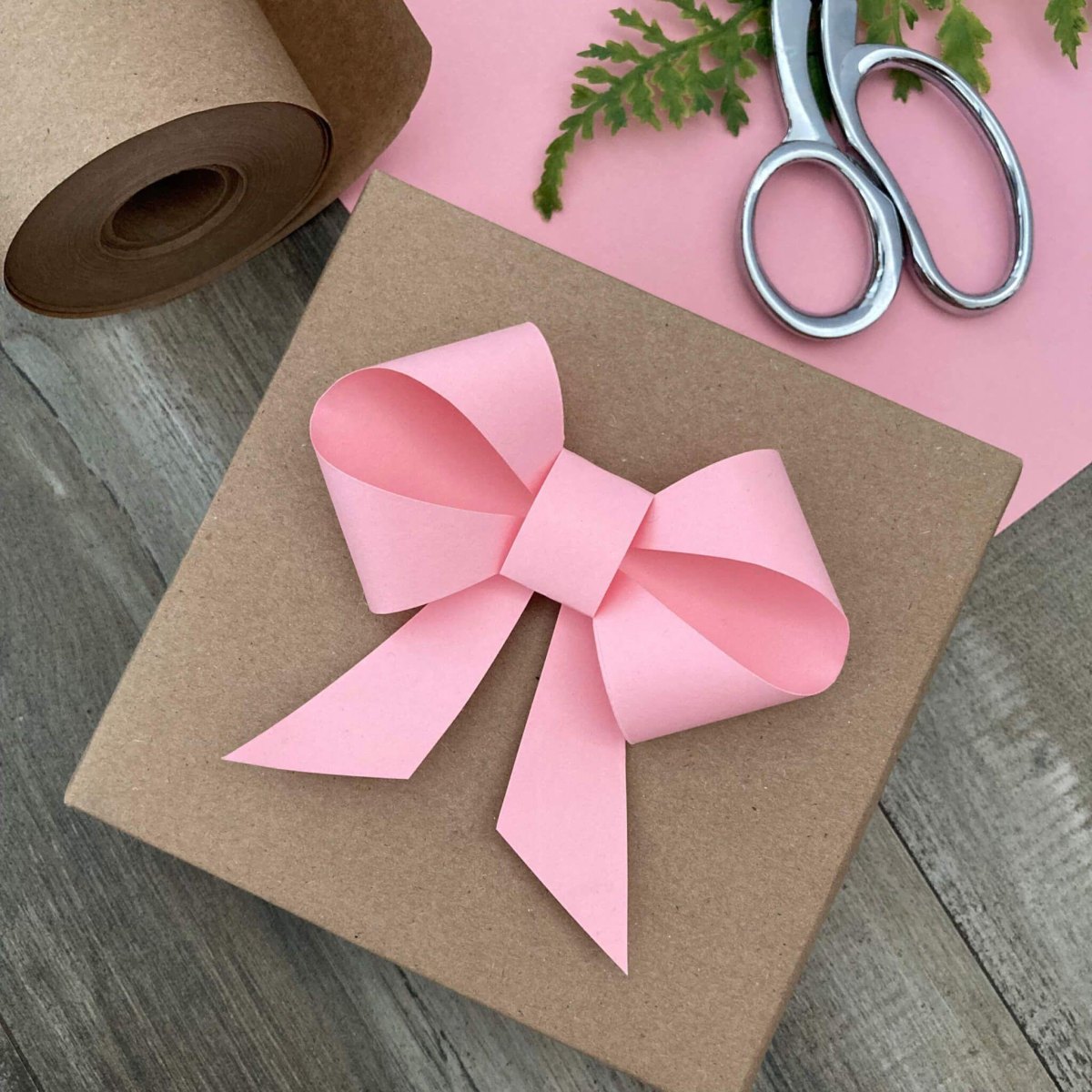 Versierde papieren strik op cadeau