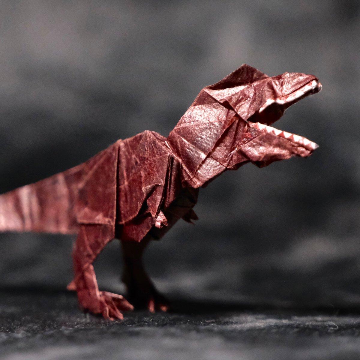 Afgewerkte realistische origami dinosaurus