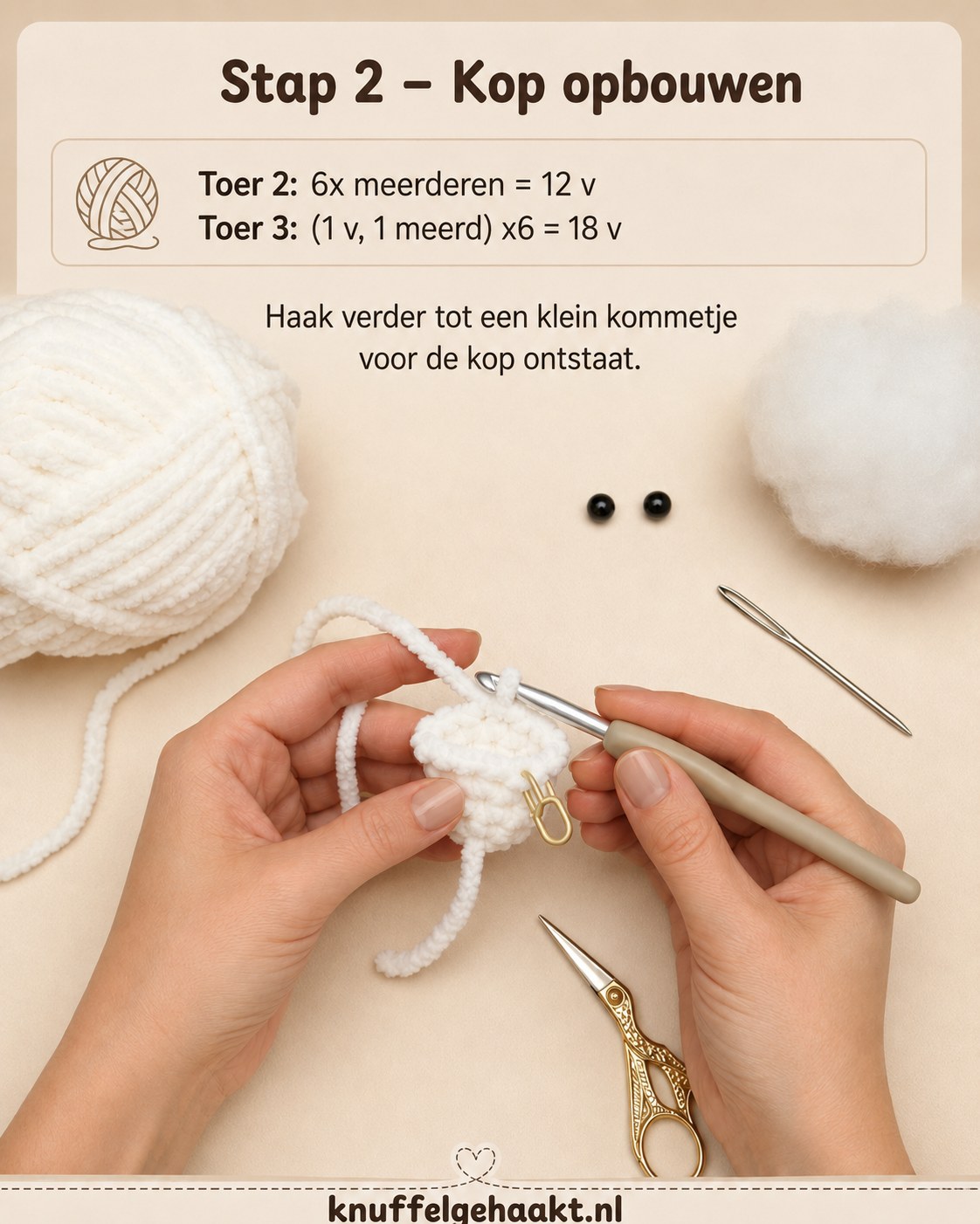 Kop van de slang groeit door meerderen in toer 2 en 3 van het amigurumi patroon