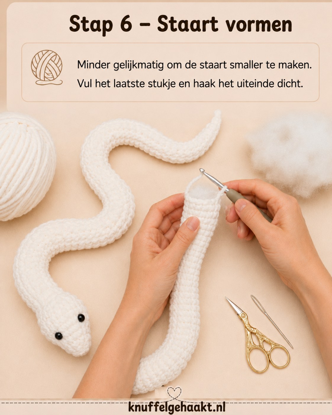 Staart van de amigurumi slang smaller gehaakt en aan het uiteinde dichtgewerkt