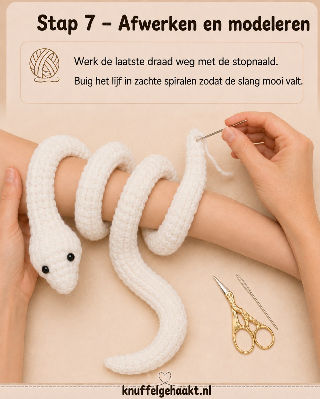 Laatste draad wegwerken en het lijf van de slang in zachte spiralen modelleren