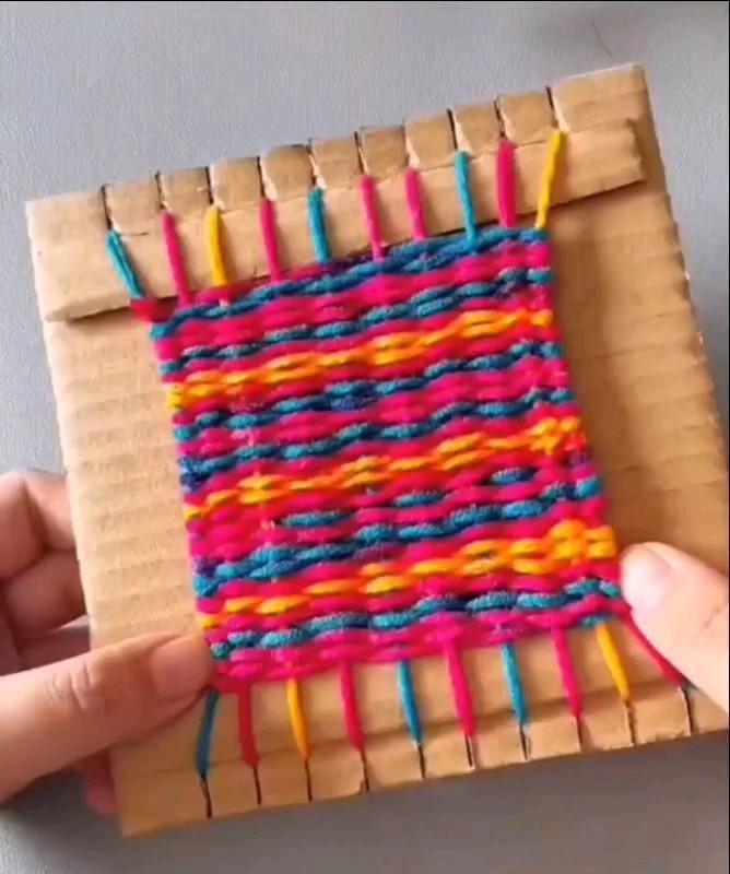 Afgewerkt kartonnen weefwerk versierd