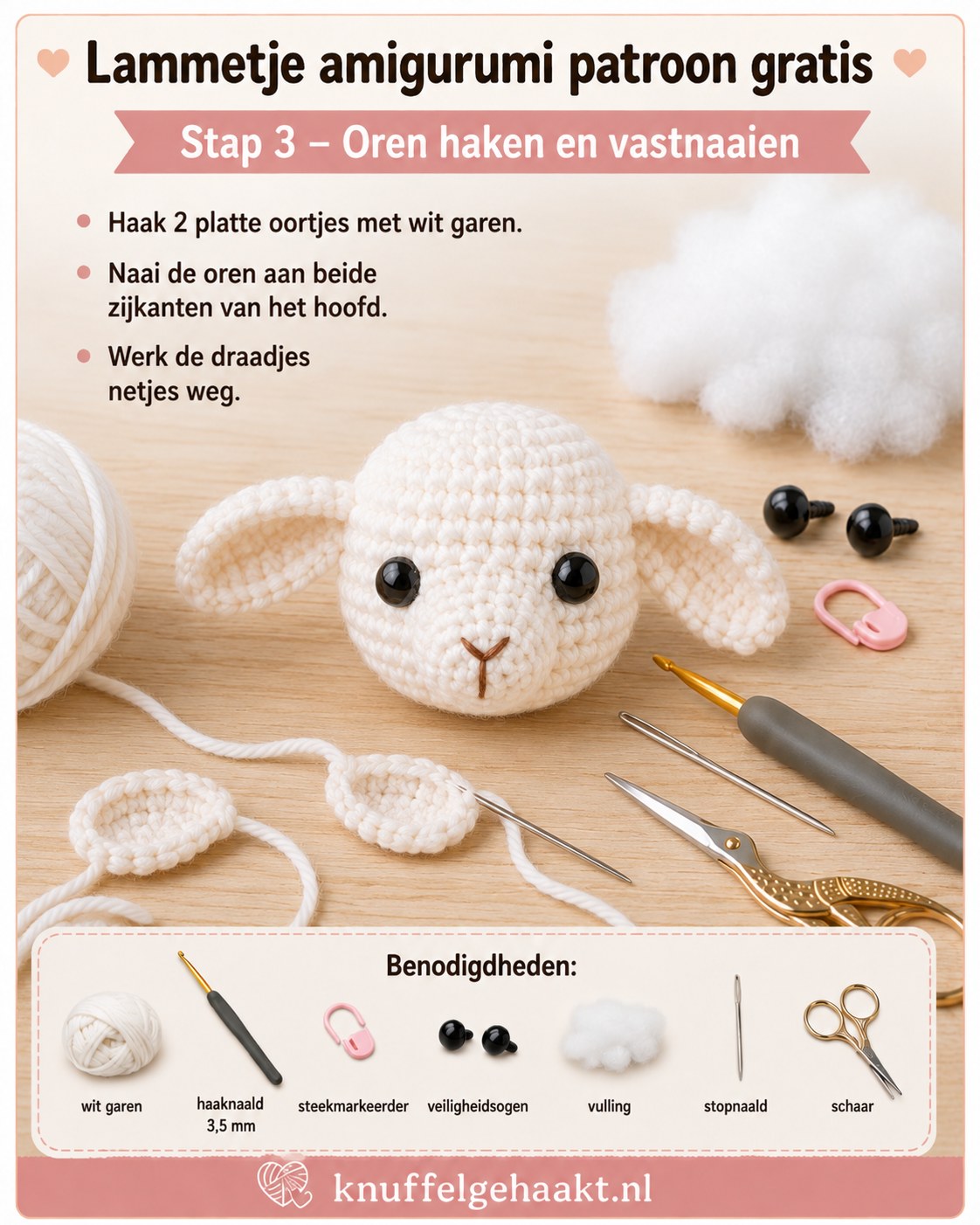 Twee platte oortjes gehaakt en aan het hoofd genaaid voor het lammetje amigurumi patroon gratis