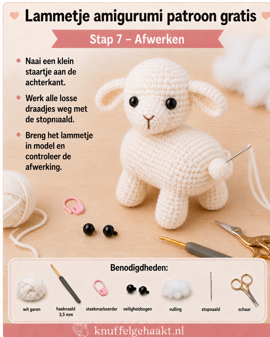 Staartje genaaid en draadjes wegwerken bij de afwerking van het lammetje amigurumi patroon