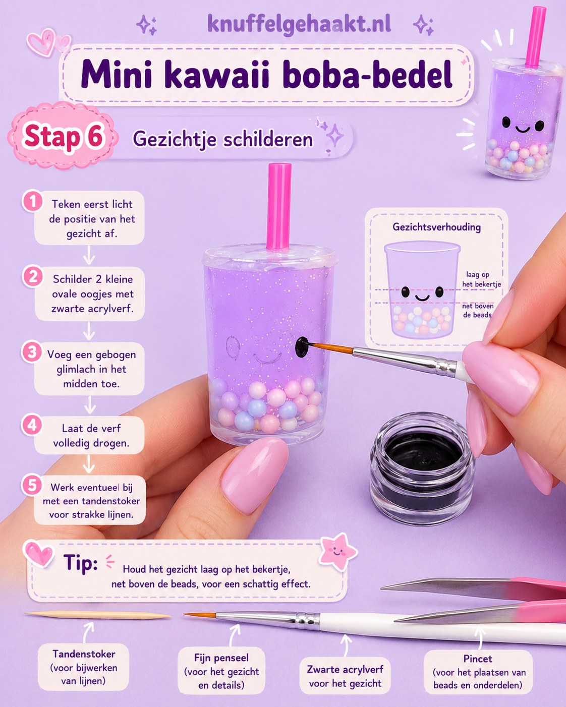 Een klein kawaii gezichtje met zwarte acrylverf wordt op de boba-bedel geschilderd met een fijn penseel
