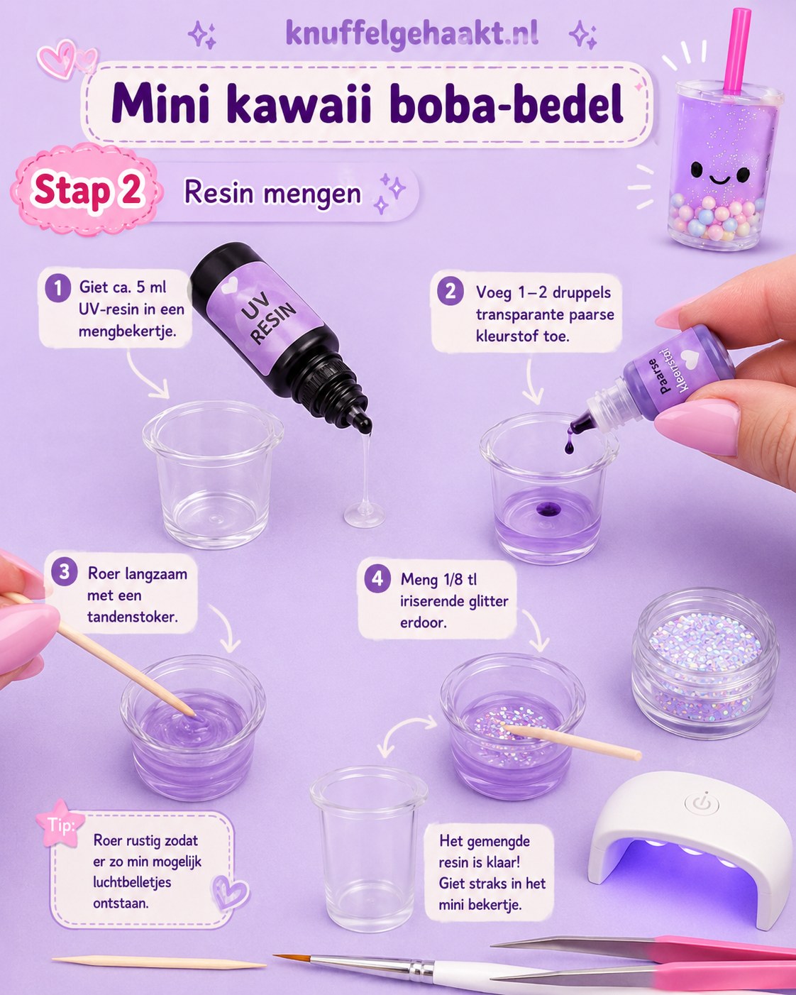 Handen mengen paarse UV-resin met glitter voor een smoothie-gekleurde boba-bedel in een mengbekertje