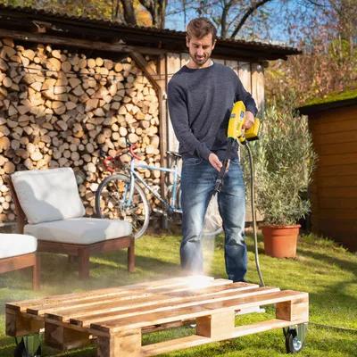 Oude houten pallets schoonmaken