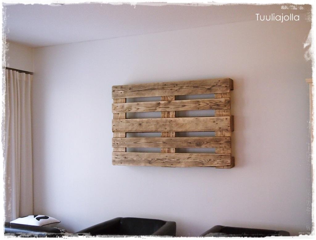 Afgewerkte pallet wanddecoratie ophangen