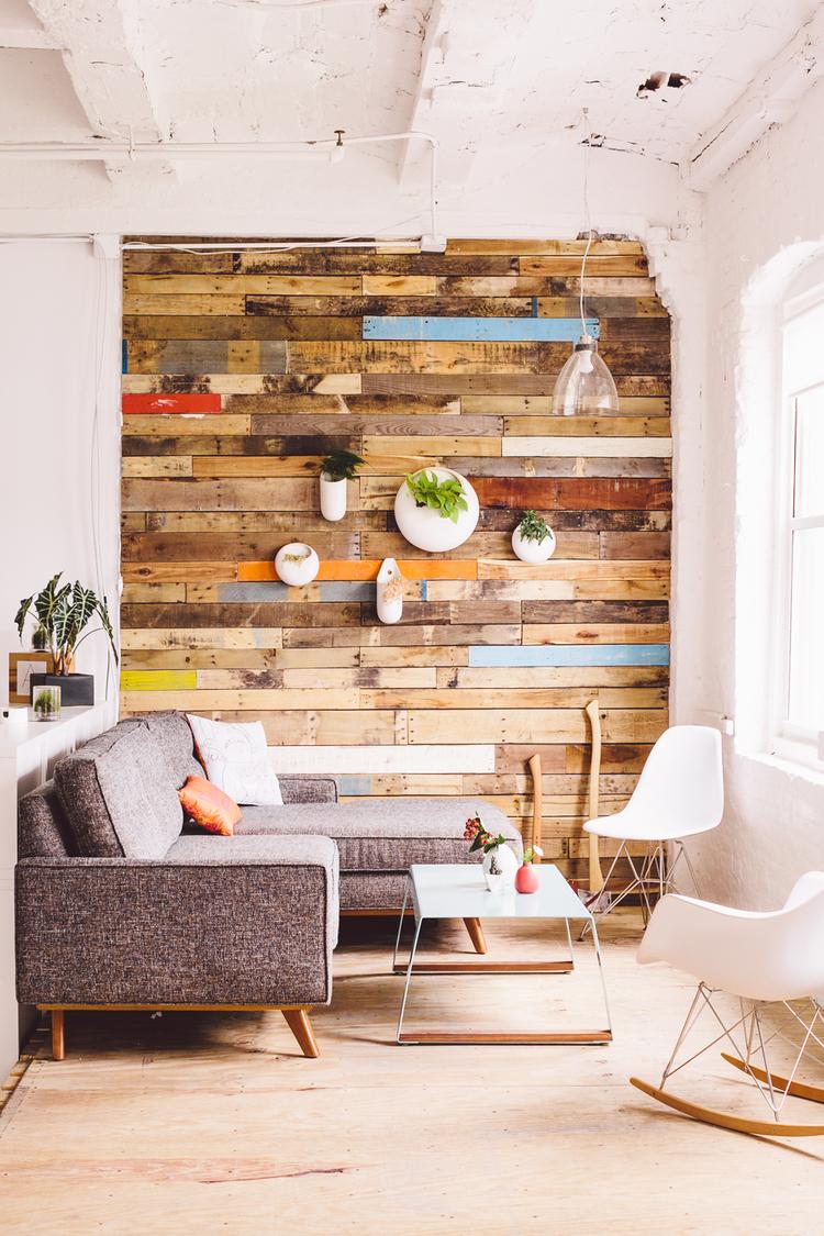 Pallet wanddecoratie maken voor een warm interieur