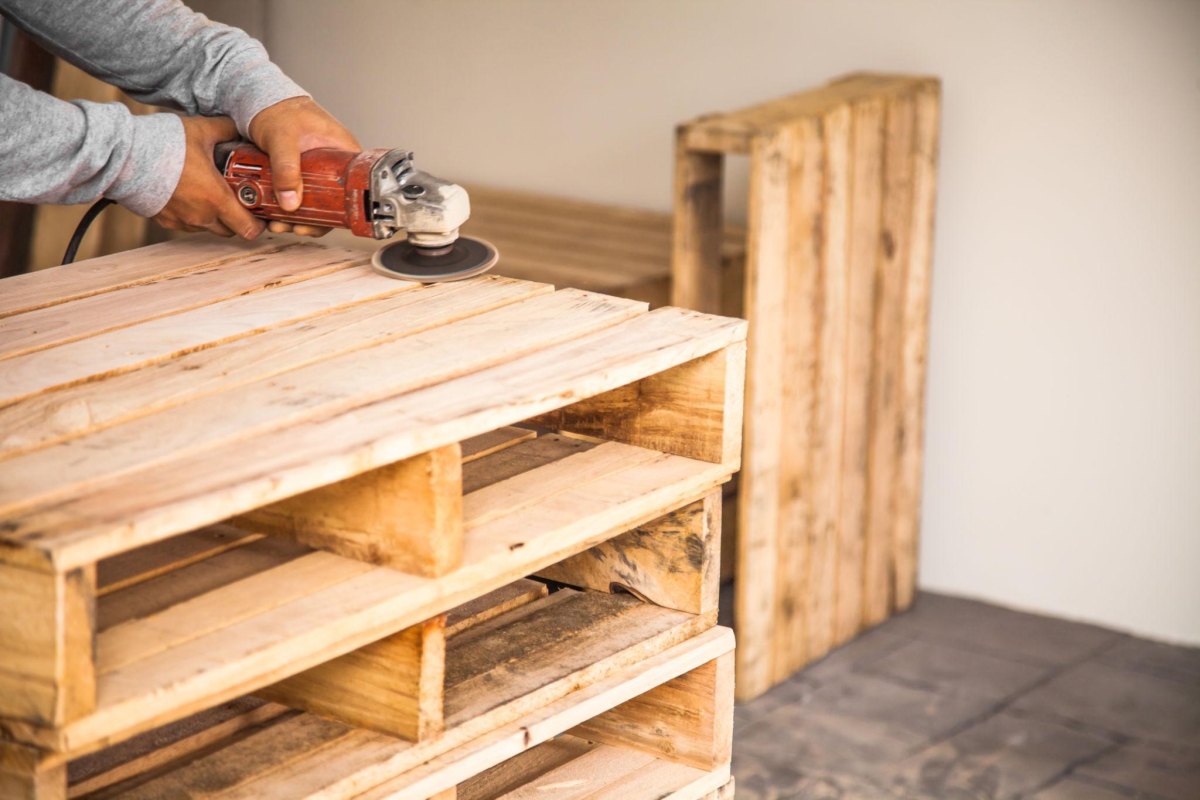 Pallets schoonmaken en schuren