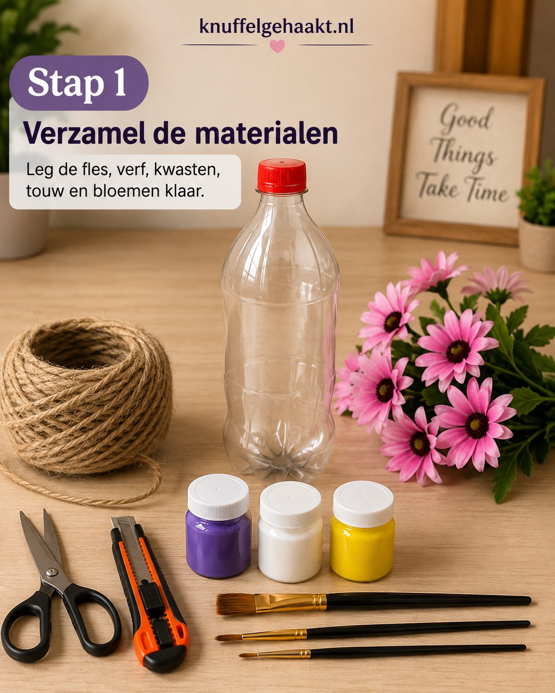 Materialen klaargelegd voor het beschilderen van een plastic fles bloemenvaas met verf en touw