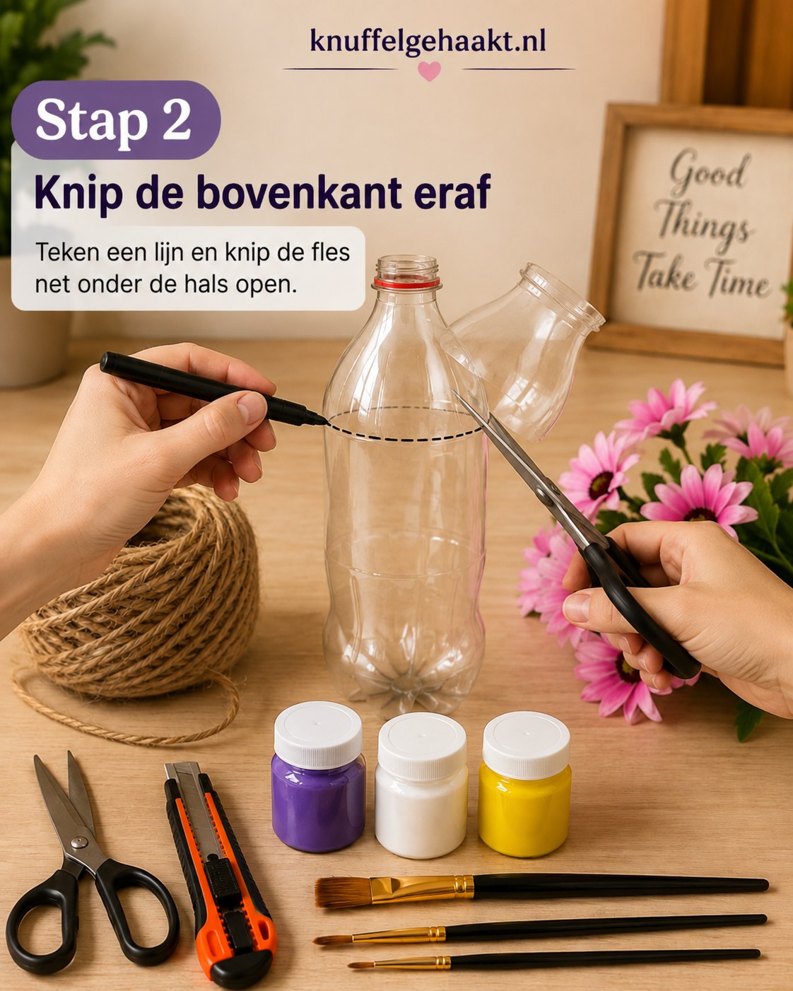 Bovenkant van de fles wordt afgeknipt als eerste stap bij het plastic fles bloemenvaas beschilderen