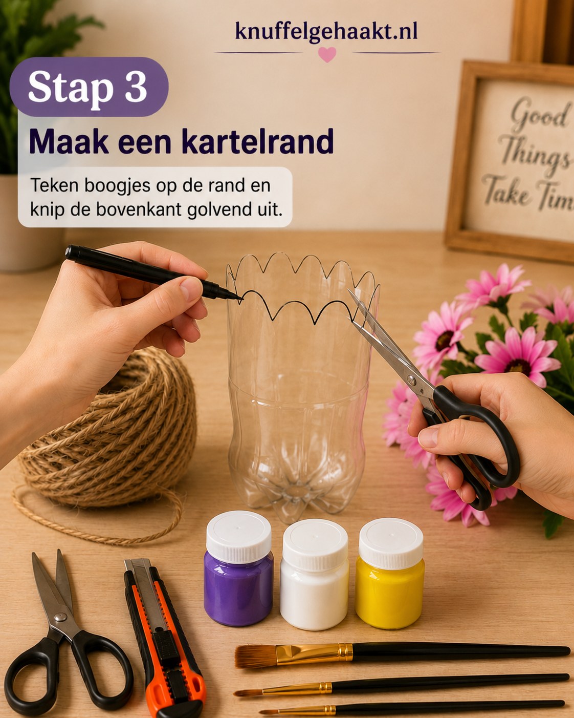 Golvende kartelrand getekend en uitgeknipt op de fles voor de bloemenvaas