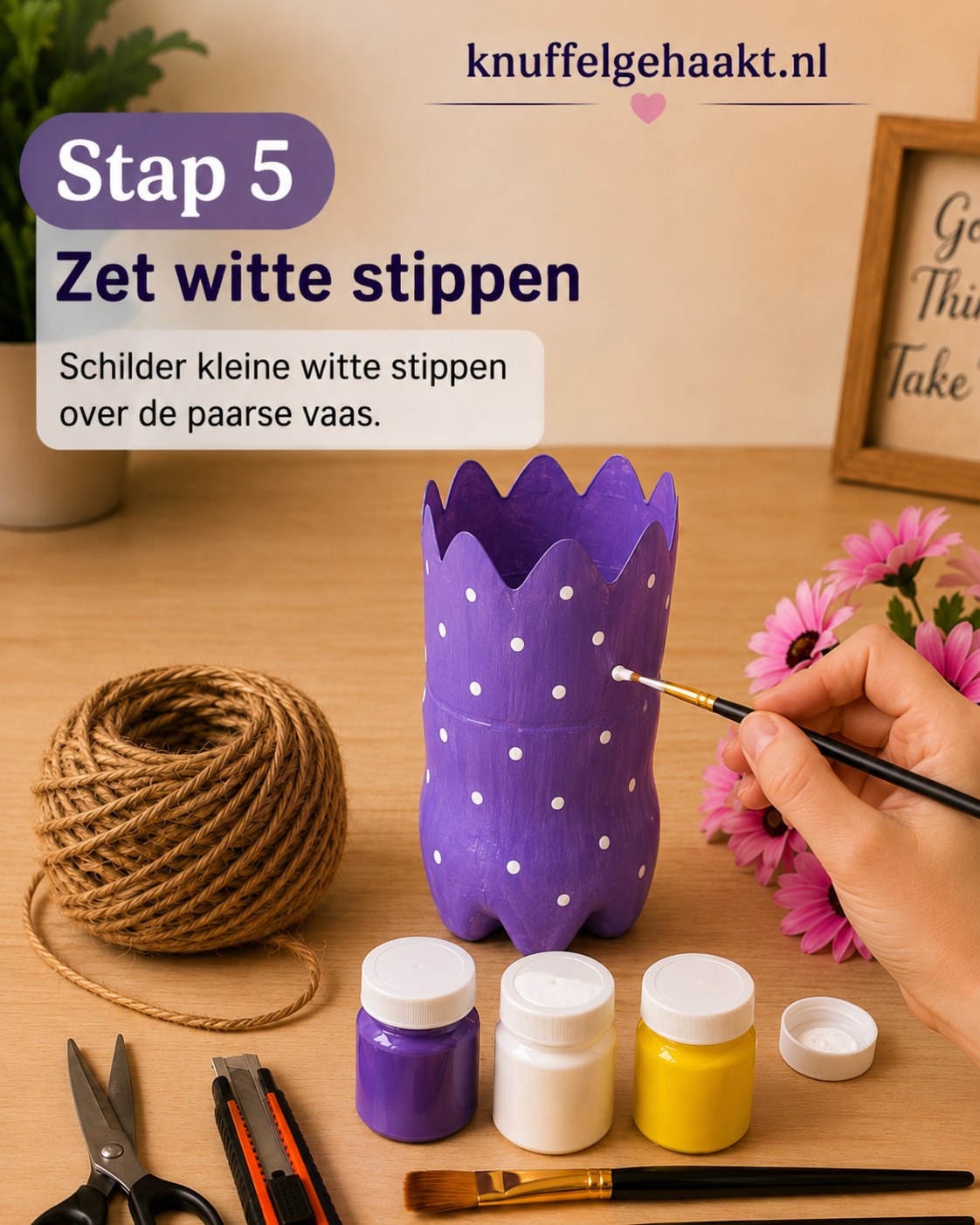 Kleine witte stippen geschilderd over de paarse fles als decoratie voor de vaas