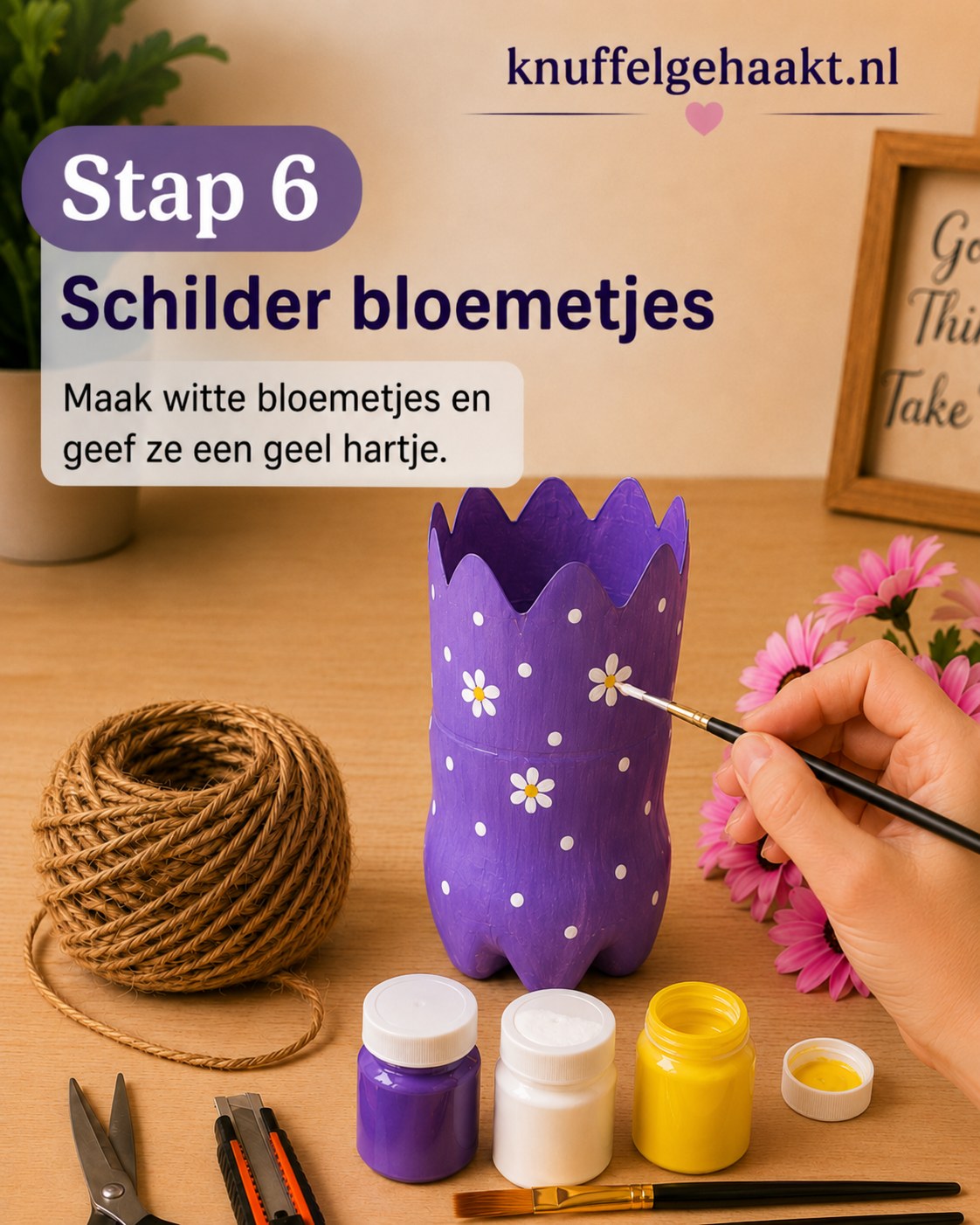 Witte madeliefjes met geel hartje geschilderd op de paarse plastic bloemenvaas