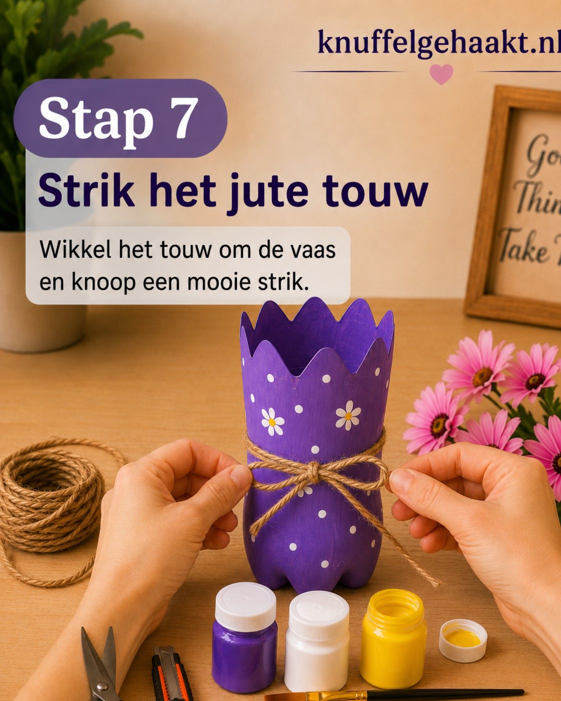 Jute touw gestrikt om de beschilderde plastic fles bloemenvaas als laatste versiering