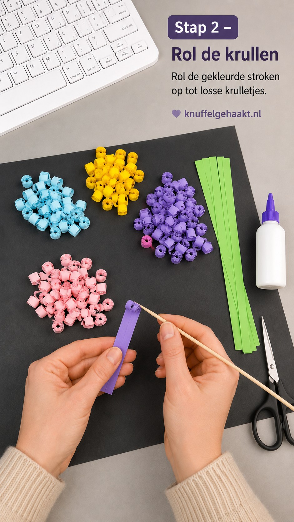 Handen rollen een kleine papieren krul voor quilling hyacint bloemen op een houten satéstokje.