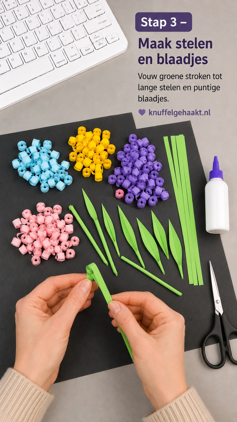Groene papierstroken worden gevouwen tot stelen en geknipt tot puntige blaadjes voor de quilling hyacint.