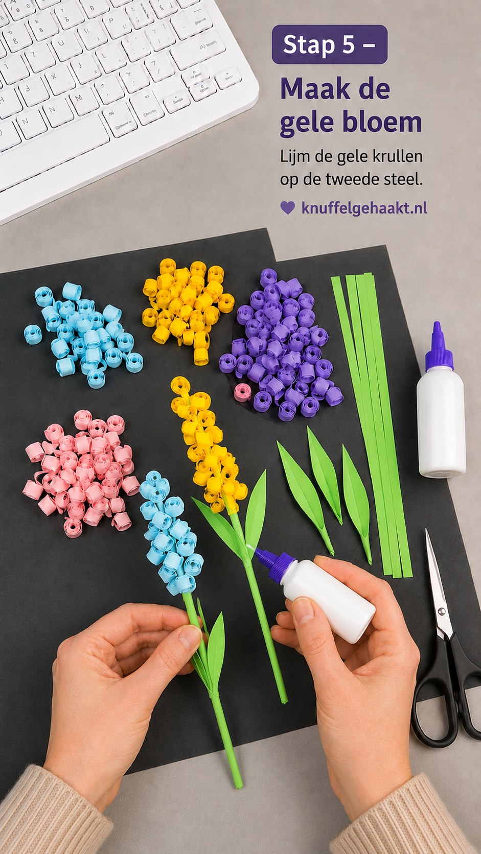 Gele papieren krulletjes worden op de tweede steel gelijmd voor de gele quilling hyacint bloem.