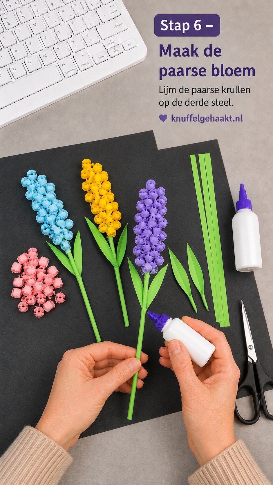 Paarse krulletjes vormen de derde bloem van dit quilling hyacinten boeket op zwart karton.