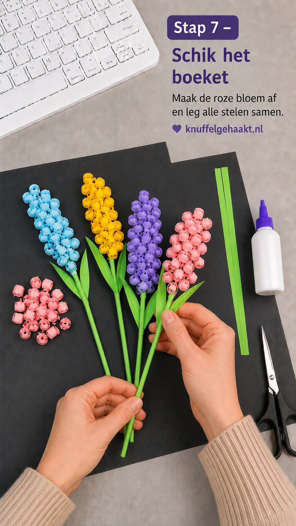 Alle stelen van de quilling hyacinten worden samen geschikt en gebundeld tot een compleet boeket.