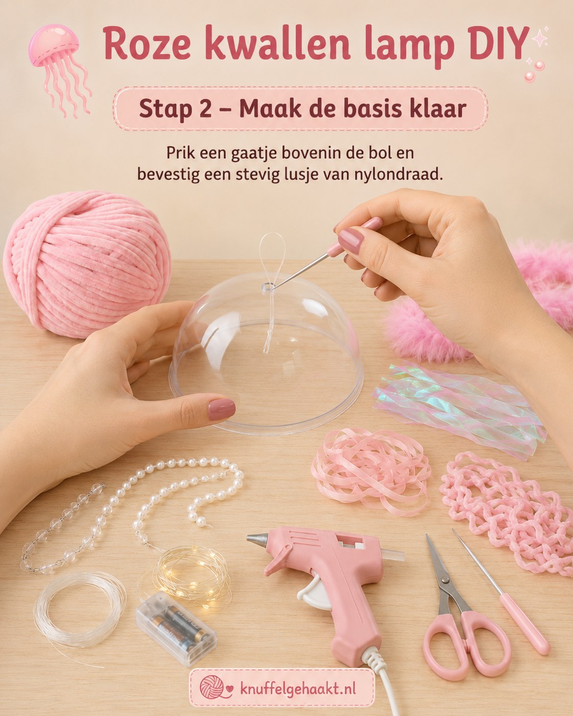 Een nylondraad lusje wordt bovenin de plastic bol bevestigd voor de roze kwallen lamp diy
