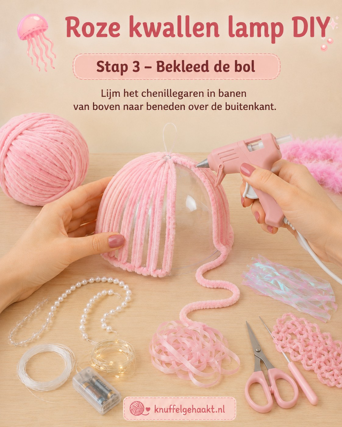 Roze chenillegaren wordt met een lijmpistool over de bol gelijmd voor de kwallen lamp