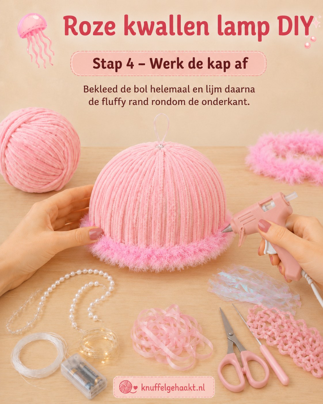 De fluffy boa-rand wordt rondom de onderkant van de kap gelijmd bij deze kwallen lamp diy