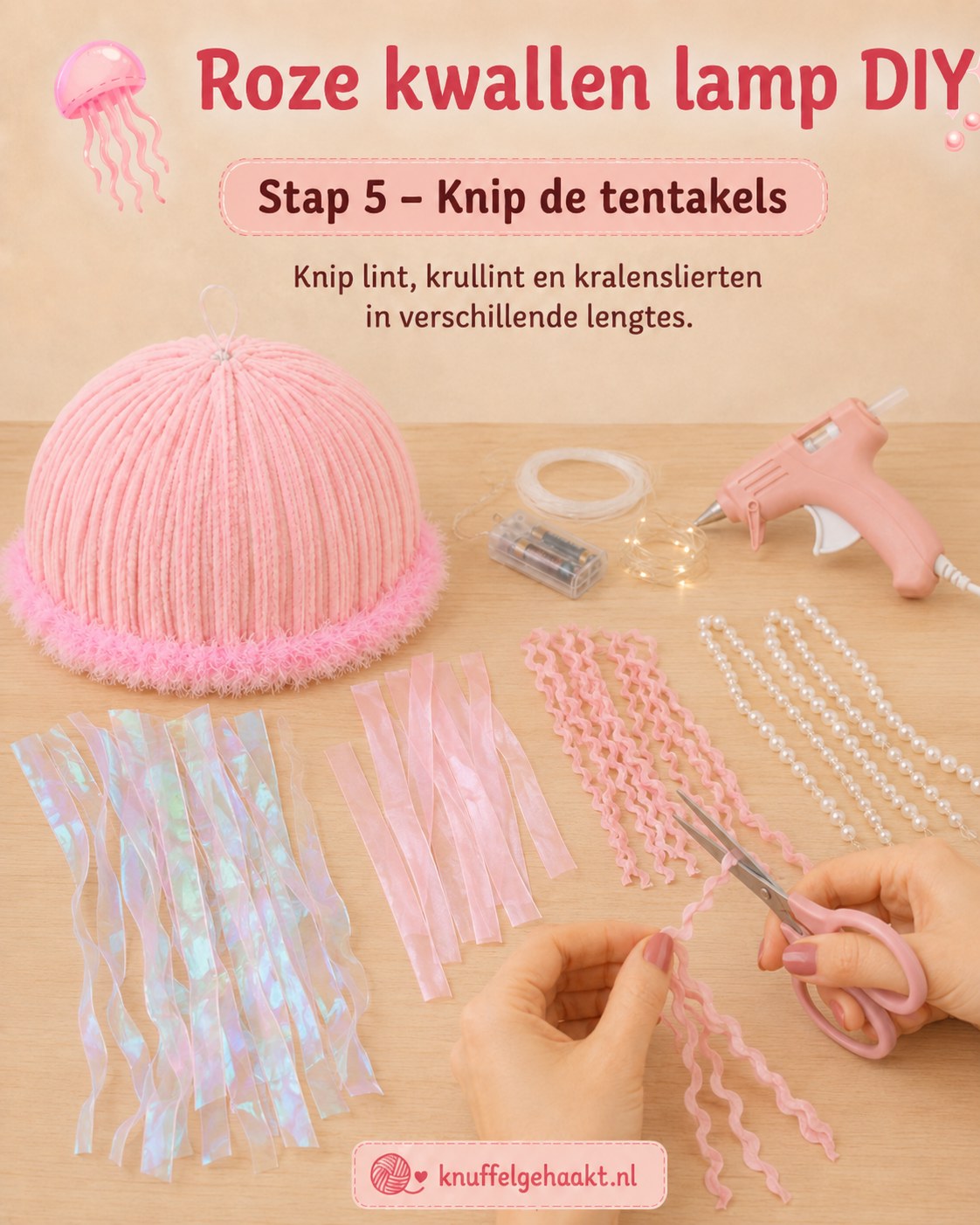 Iriserend lint, krullint en kralenslierten worden geknipt als tentakels voor de kwallenlamp
