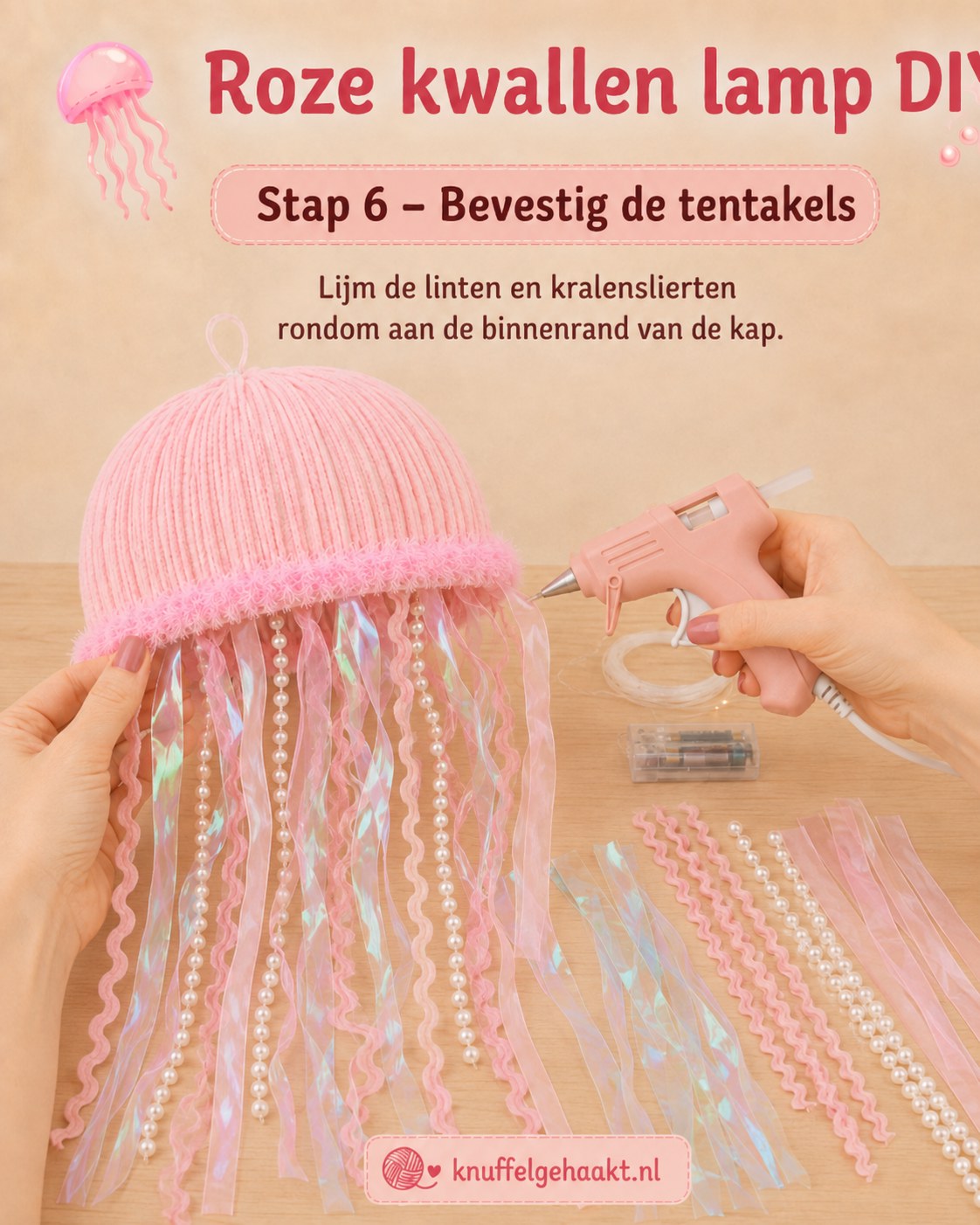 Linten en kralenslierten worden aan de binnenrand van de kap bevestigd als kwallententakels