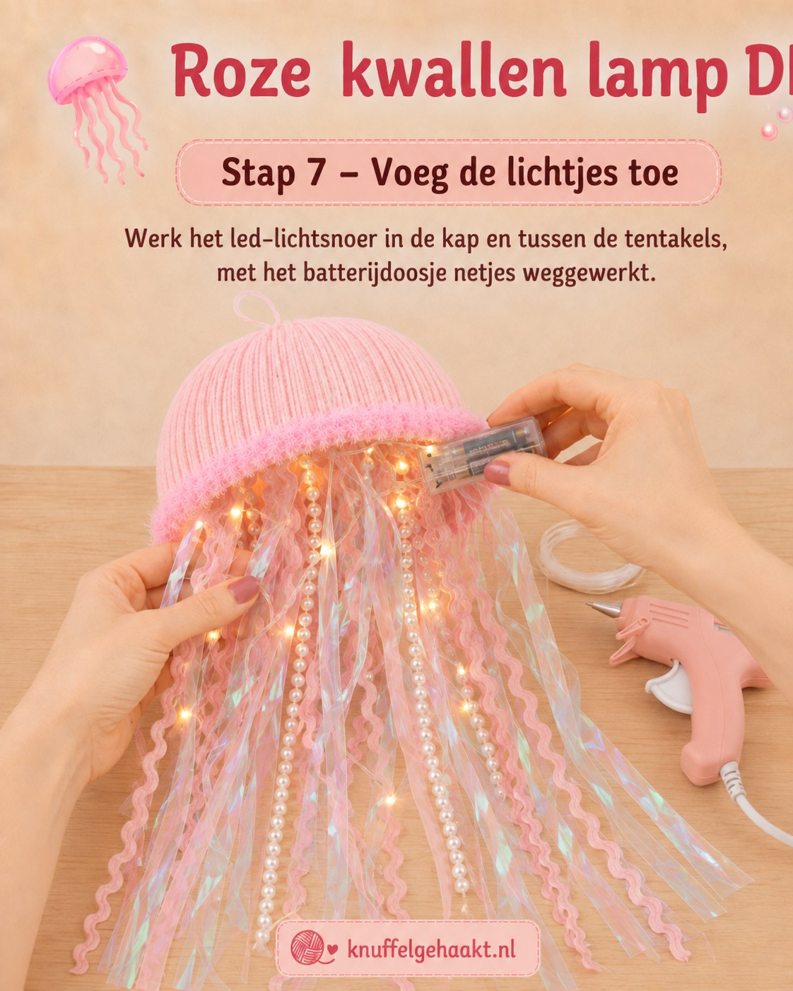 Een led-lichtsnoer wordt tussen de tentakels van de roze kwallen lamp diy weggewerkt