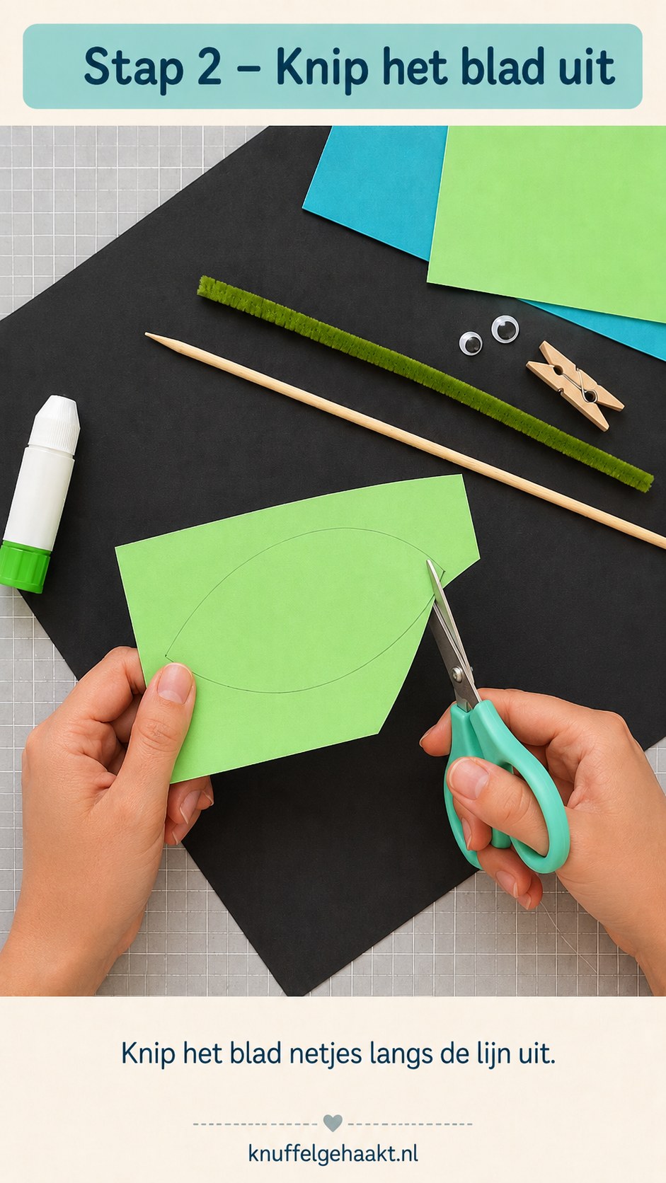 Turquoise schaar knipt het groene blad uit langs de getekende lijn voor de rupsknutsel