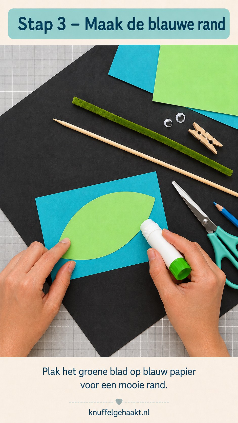 Groen blad wordt op blauw papier gelijmd om een mooie rand te maken voor de rups knutselen